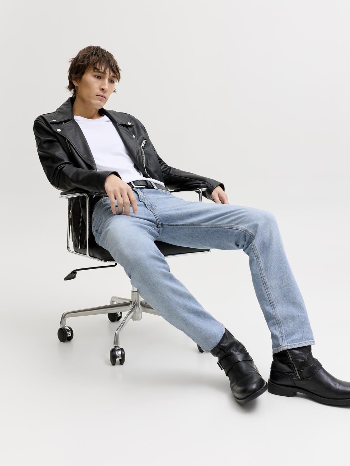 model_shot-creative
